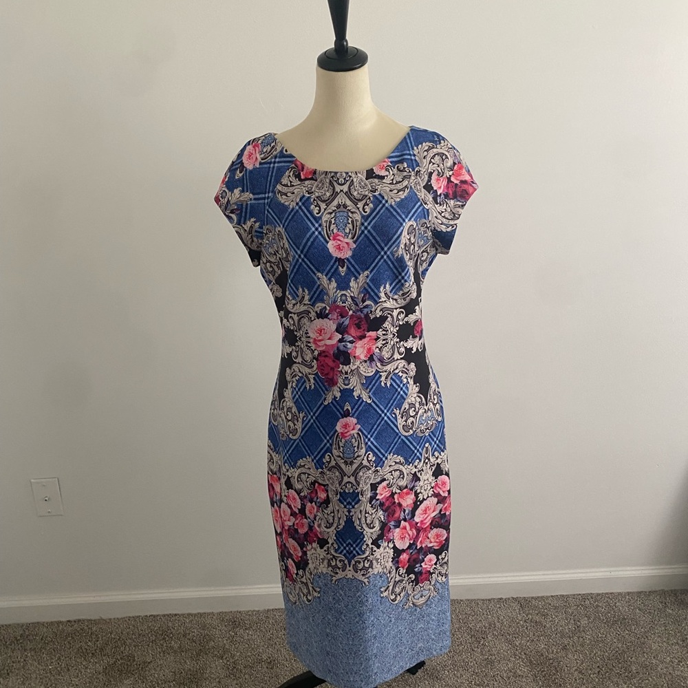 Gorgeous, vibrant body-con fitted spring dress